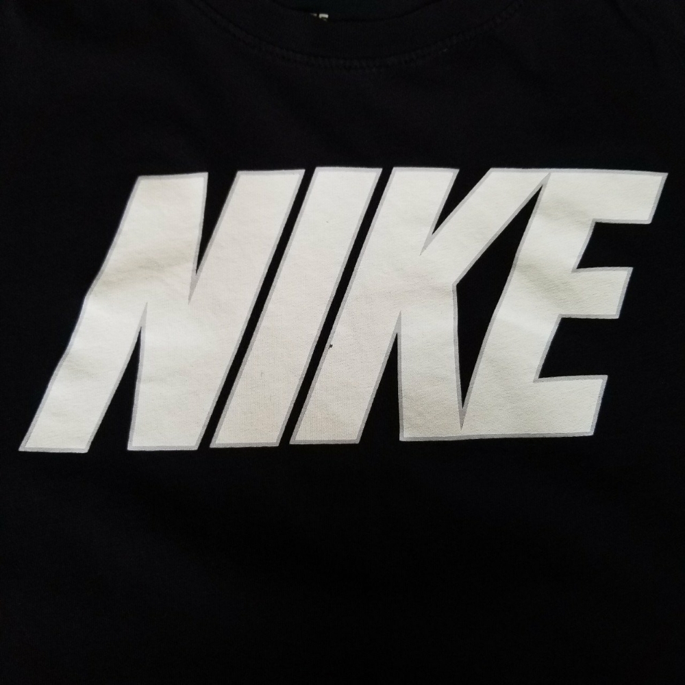 The Nike Tee athletic cut, black with a basic whit